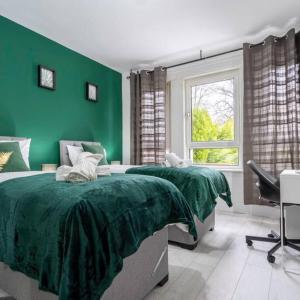 Cheerful 2 Bedroom Homely Apartment, Sleeps 4 Guest Comfy, 1x Double Bed, 2x Single Beds, Free Parking, Free WiFi, Suitable For Business, Leisure Guest, Contractors, QE Hospital, Glasgow, Near Airport & City Centre, Perfect For Common Wealth Games 2026