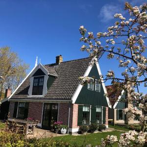 Villa in Wieringer Style with Hot Tub