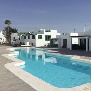 RELAX & POOL NEXT TO THE BEACH APT