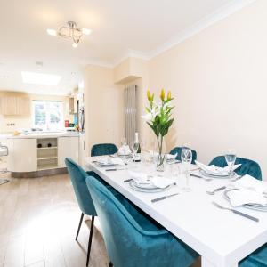 Central Windsor Stunning 4 Bedroom Spacious Modern House