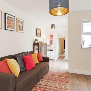 Charming Riverside Apartment - Minutes from City