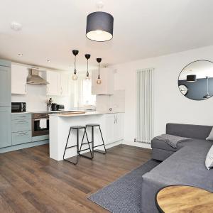 JOIVY Contemporary Royal Mile Apartment with Balcony