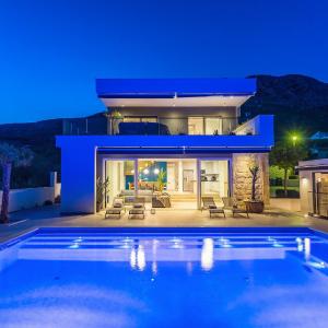 Luxurius Villa Aria with heated 45sqm pool, jacuzzi and seaview