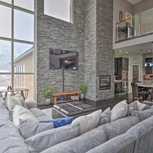 Luxe Brian Head Escape w/ Hot Tub & Mtn Views