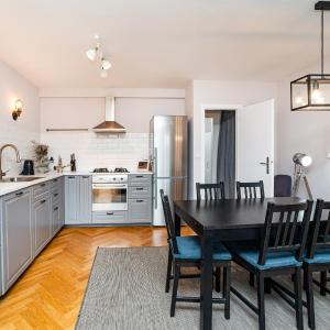 Central, Spacious, Modern 5 Bedrm duplex w/Balcony