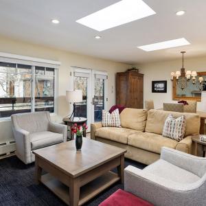 Fasching Haus Unit 303, Sunny Top Floor Condo, 2 Private Decks, 2 Blocks to Downtown Aspen
