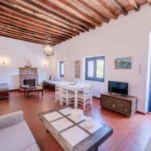 Peggy's Place, Traditional Cycladic House in Drios