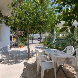 A 1 - apt near beach with patio parking and grill