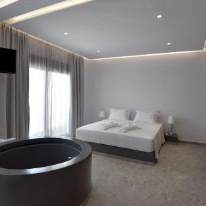 Rose n Stone, Queen, Luxury Houses