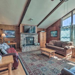 Flagstaff Townhome - Walk to Country Club & Pools!