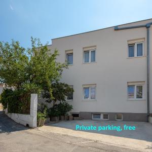 A 2 apt near beach w patio parking and grill