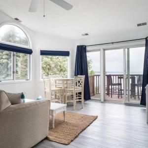Beach 321 with Vaulted Ceilings Pool Hot Tub and Stunning Views from Private Deck