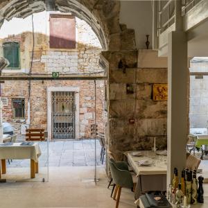 Leonis Restaurant & Rooms