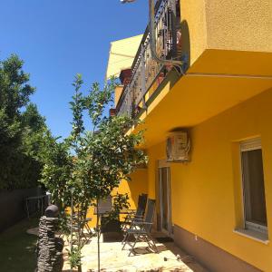 Spacious apartment with Garden and Parking close to the sea in Kastel Luksic Split