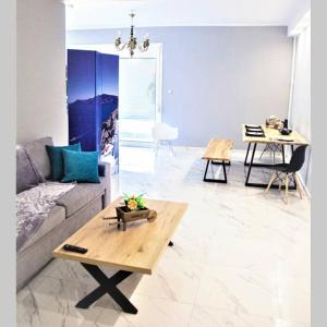 Athens Central 3BD Apartment next to Metro Luxury