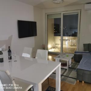 CITY CENTER PEARL #new#free reserved parking in garage elevator direct access#business and pleasure#city view&balcony&sunny&cafes&markets&tram#city center#working room#2 toliets#2 bedrooms