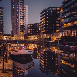 Deluxe City Centre Apt Free Parking River View Balcony