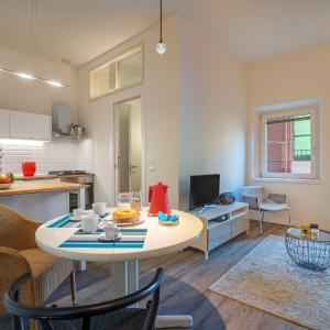 SNUG APARTMENT WITH PRIVATE COURTYARD M0270422677
