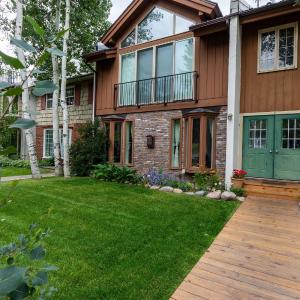 Texas Townhouse by Vail Realty