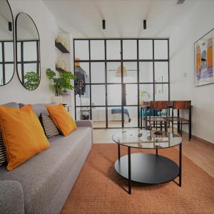 Pelícano Seville Apartments