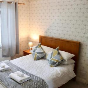 EXQUISITE FOLK VICTORIAN ONE-BED HOUSE: