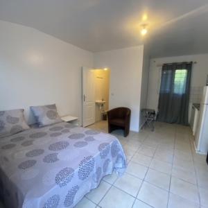 Apartment Sleeps 2 with On-Site Parking