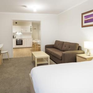 Cascades 3 - Spacious Studio Apartment l WiFi l Central Location l Bath