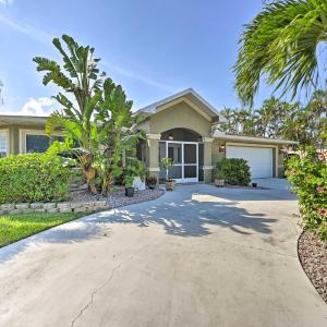1 Mi to Dtwn Sun-Soaked Cape Coral Getaway!