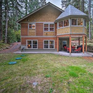 Peaceful Forest Retreat by Mt. Baker Slopes!