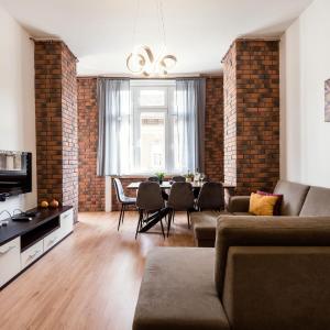 Jacuzzi and privacy with AC 2 balconies and FREE garage