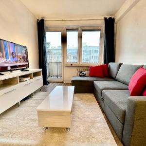 DECOR 2 metro fast WiFI 55’TV Netflix HBO cozy