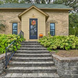 Bright Clear Lake Getaway, 4 Blocks to Downtown!