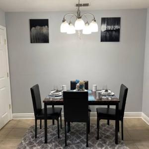 Cheerful 3-bedrooms with free parking on premises