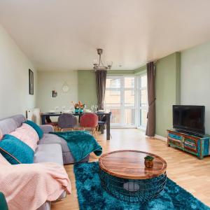 Sleek Nottingham Apartment - Balcony & Sleeps 6