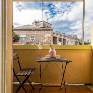 JOIVY Lovely Studio for 2 with Balcony near Duomo