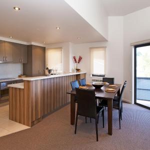 Northview 2 - Modern 2BR Townhouse l Lake View l Central Location l Spa Bath l WiFi