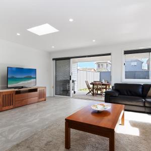 Birubi Breezes 2 Large Duplex with Air Conditioning WI FI and only 5 minute walk to the beach