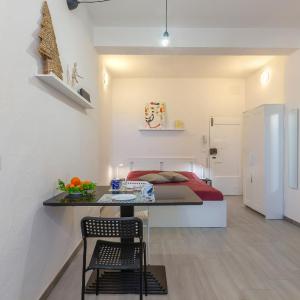 GuestHost - San Vitale University Center Apartment
