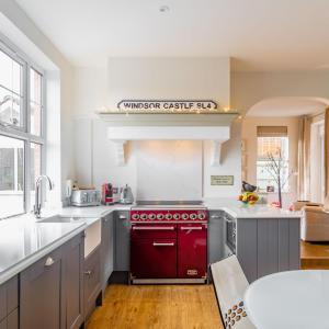 LUXURY HOME - CENTRAL WINDSOR, GATED PARKING - By Tempstay