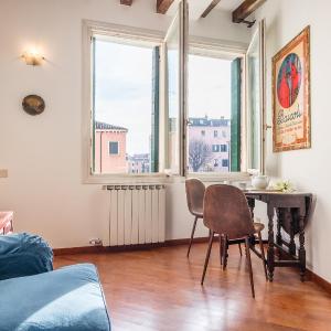 7 WINDOWS ON VENICE by LionHost