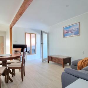 Lovely 2 - Bedroom Unit with Free Parking