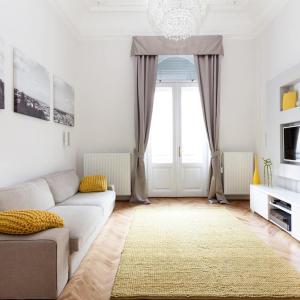 BpR Sophisticated Astoria Suite with Balcony