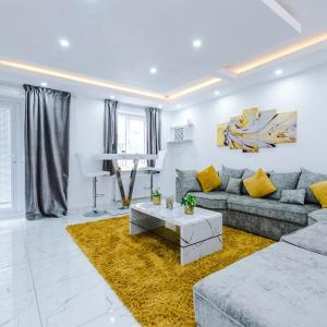 LUXURY 3 BEDROOM HOUSE Close to Manchester Center