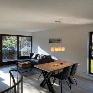 Großzügiges Domizil, 90qm, mit Terrasse, Garten, Infrarotkabine und Garage