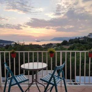 Lovely split level apartment with sea view, pool, free parking and WiFi