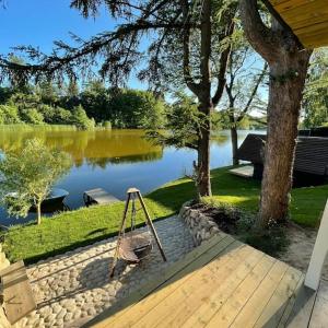 Hyggelig sommerhus. med udsigt, til vand fra senge