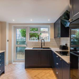 STYLISH HOME WITH FREE PARKING - 10 MINS TO LEGOLAND! - By Tempstay