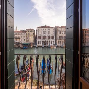 Design Apartment with Balcony on the Grand Canal R&R
