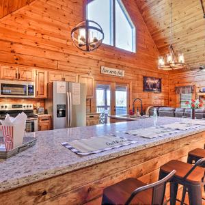 Star Lite Cabin Hot Tub, Deck and Pool Table