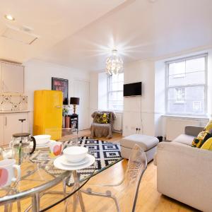 JOIVY Charming Home with Patio Nearby the Castle